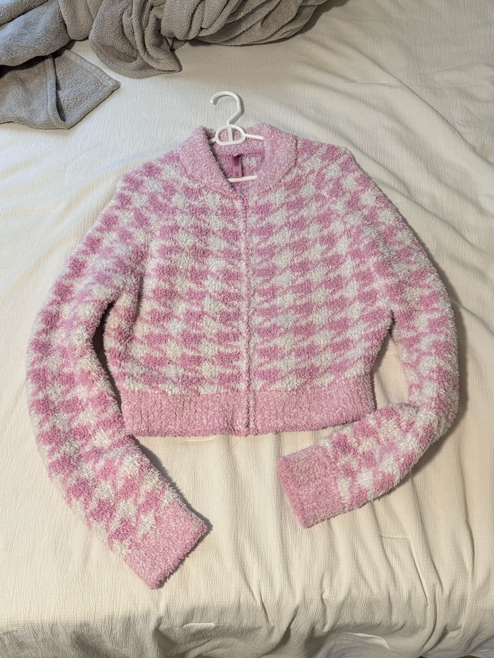 SKIMS Pink and Cream Houndstooth Cropped Zip Sweater